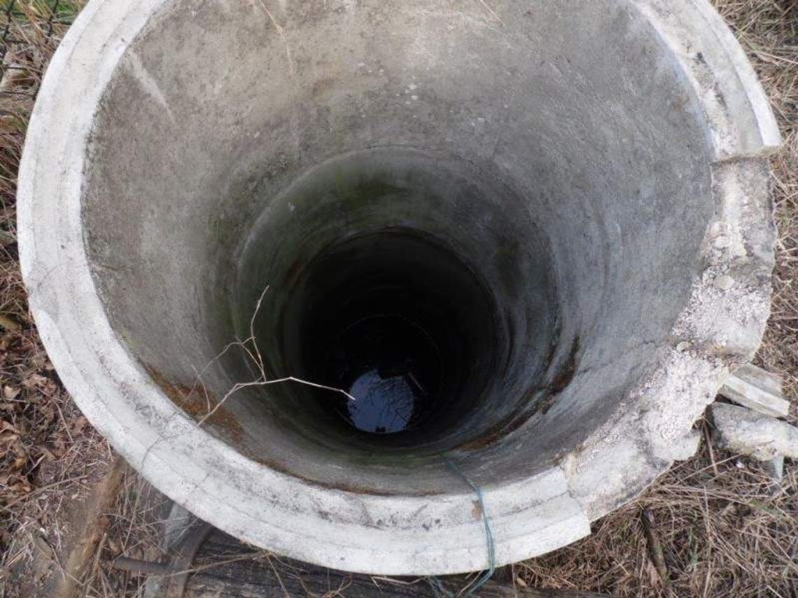 Mężczyzna wpadł do 5-metrowej studni. Stał w wodzie po szyję