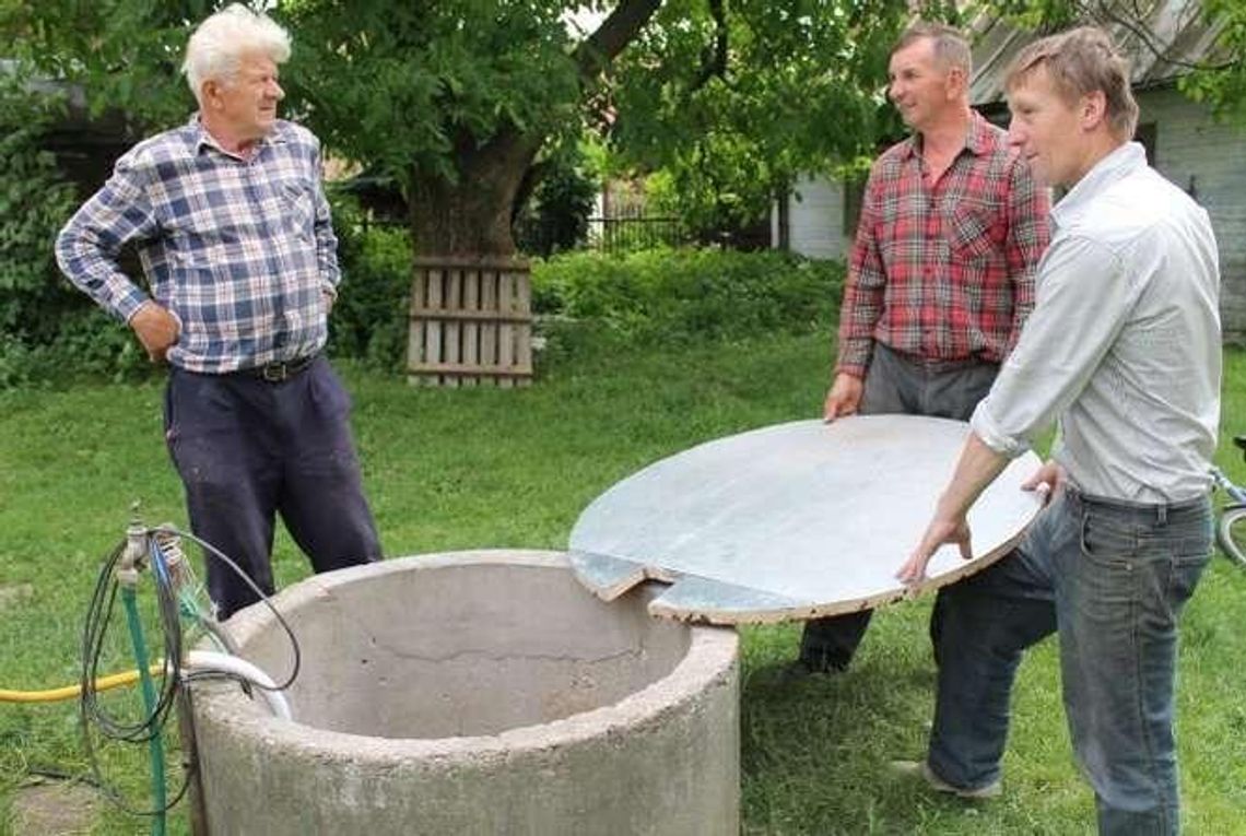 Mężczyzna wpadł do studni i zaczął się topić. Uratował go sąsiad