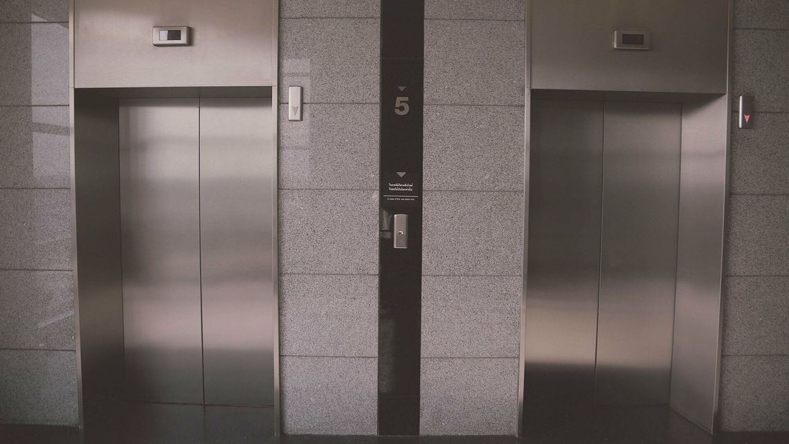 Mężczyzna wpadł do szybu windy z wysokości trzeciego piętra. Pomimo reanimacji, zmarł