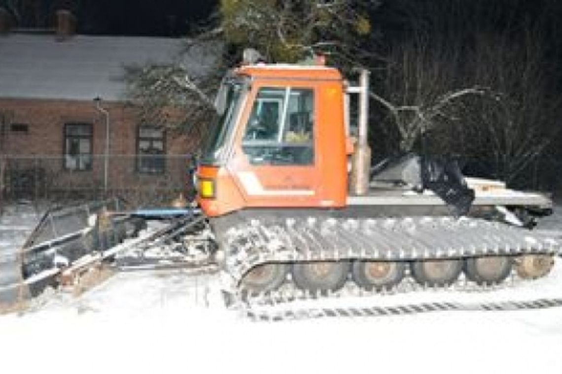 Mężczyzna wypadł z ratraka. Dostał się pod gąsienice Mężczyzna wypadł z ratraka. Dostał się pod gąsienice