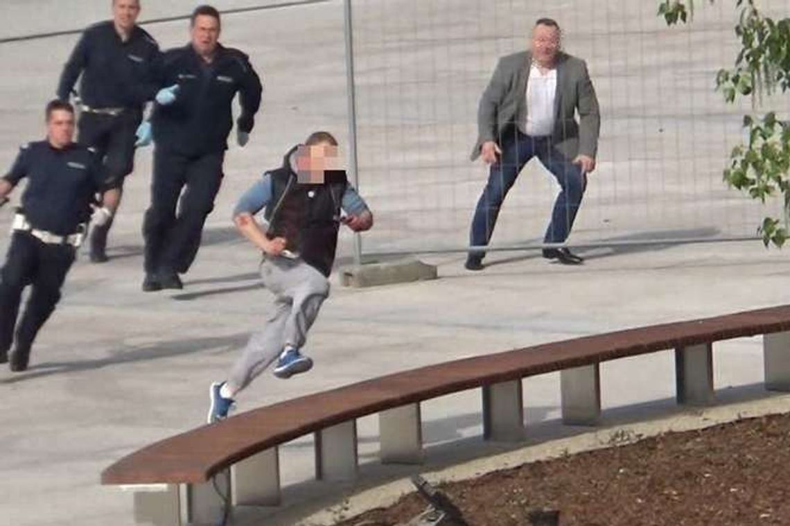 Mężczyzna z nożem na placu Litewskim. Udało się go obezwładnić po pościgu