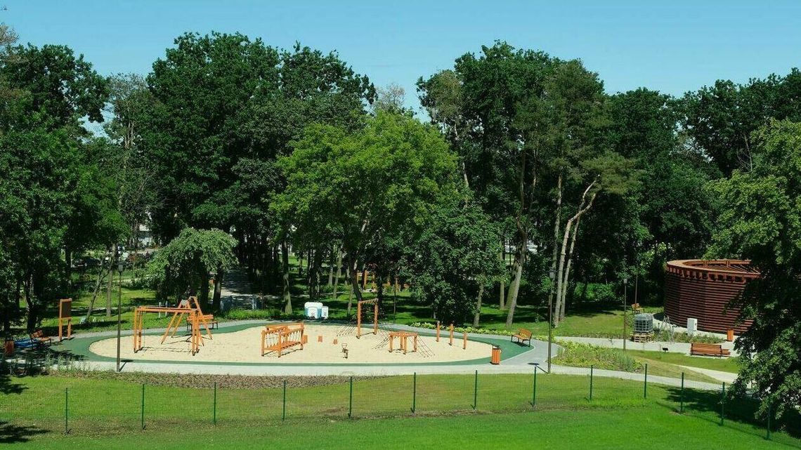 Mężczyzna z ptakiem przestraszył mieszkańców. "Uwaga na dziwaka"