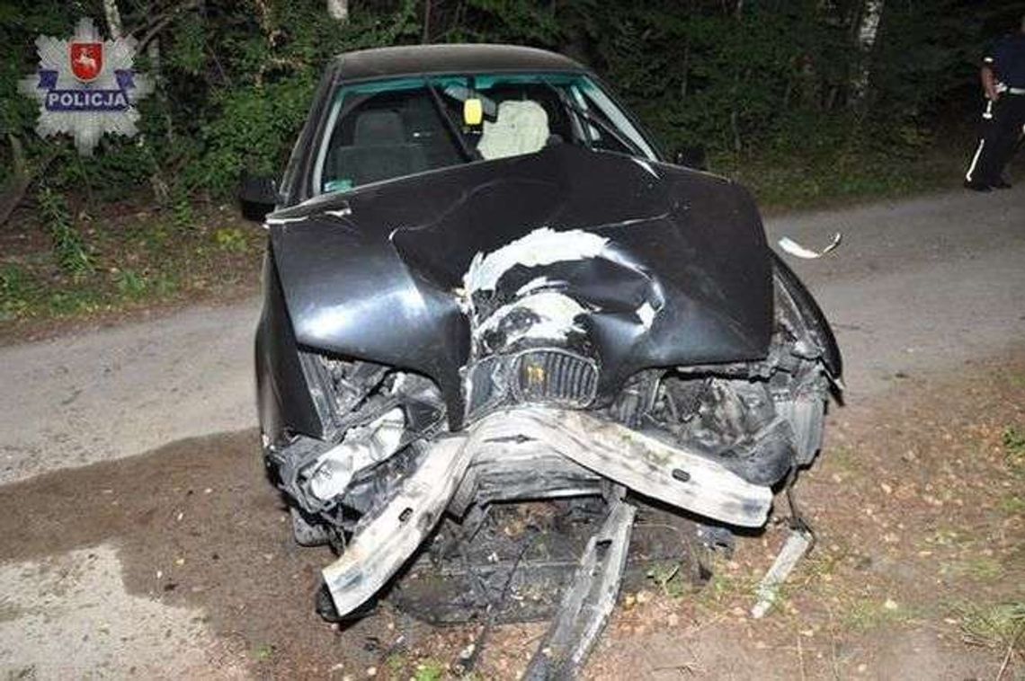Miał 2 promile i rozbił auto na drzewie