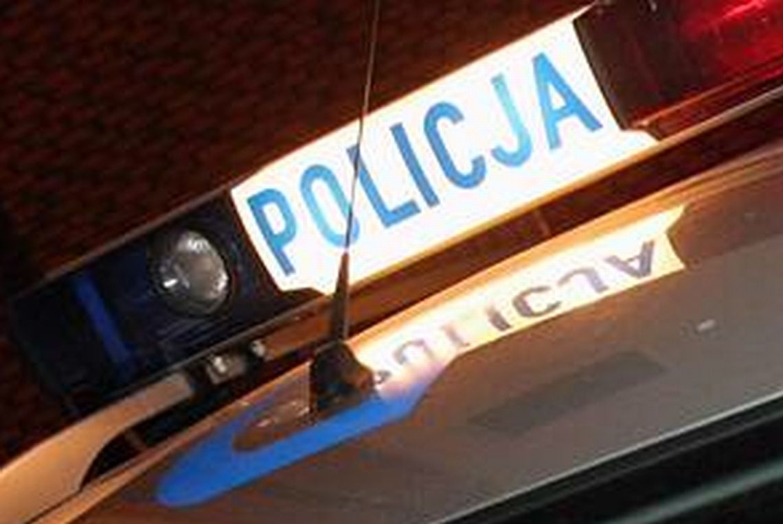 Miał mniej promili, to wsiadł za kółko. Skończył na drzewie