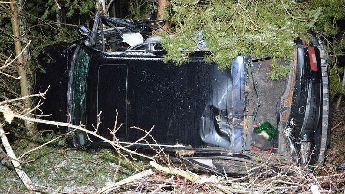 Miał ponad 2 promile alkoholu, a jazdę zakończył w rowie. Jego auto dachowało