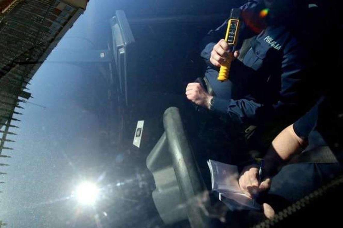 Miał ponad 2 promile. Jechał z flaszką i kieliszkiem w aucie