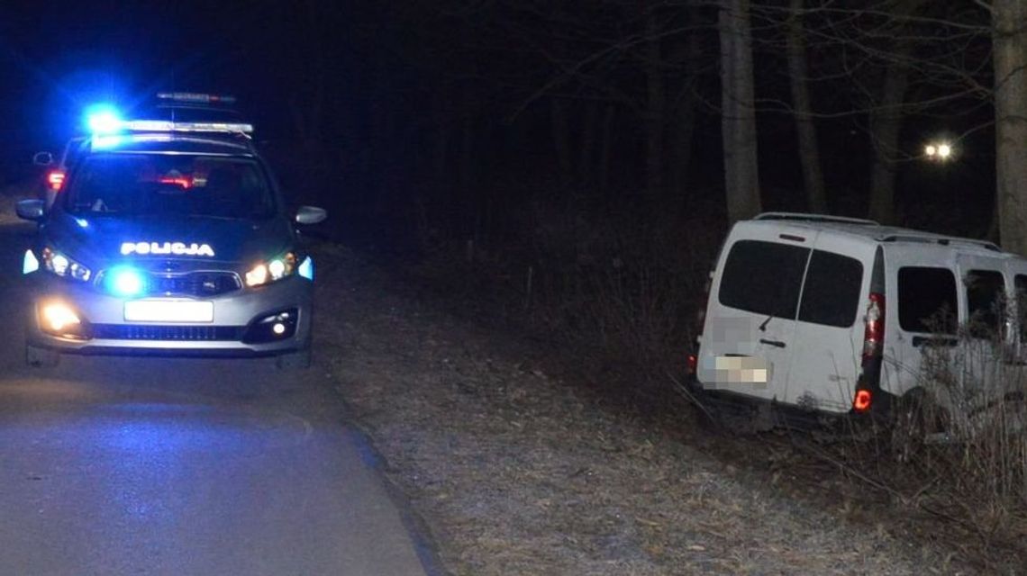 Miał prawie 1.5 promila alkoholu w organizmie, a i tak wsiadł za kierownicę. Uderzył w drzewo Miał prawie 1.5 promila alkoholu w organizmie, a i tak wsiadł za kierownicę. Uderzył w drzewo