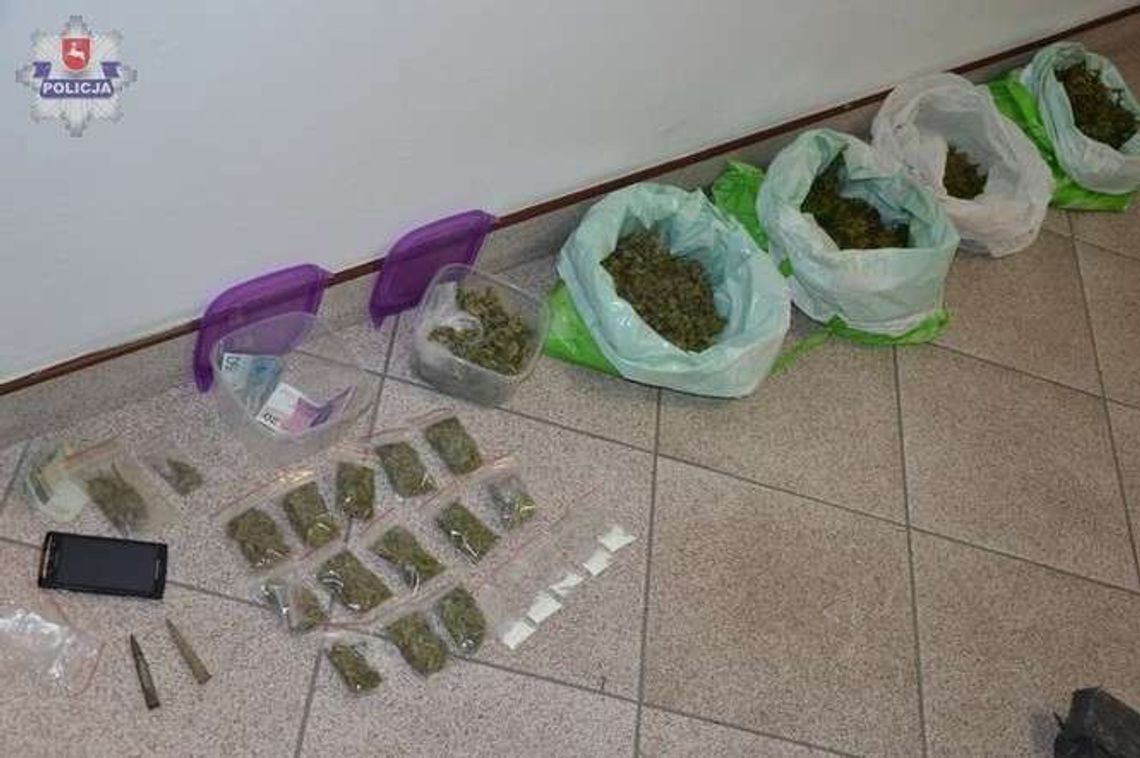 Miał prawie kilogram marihuany na posesji