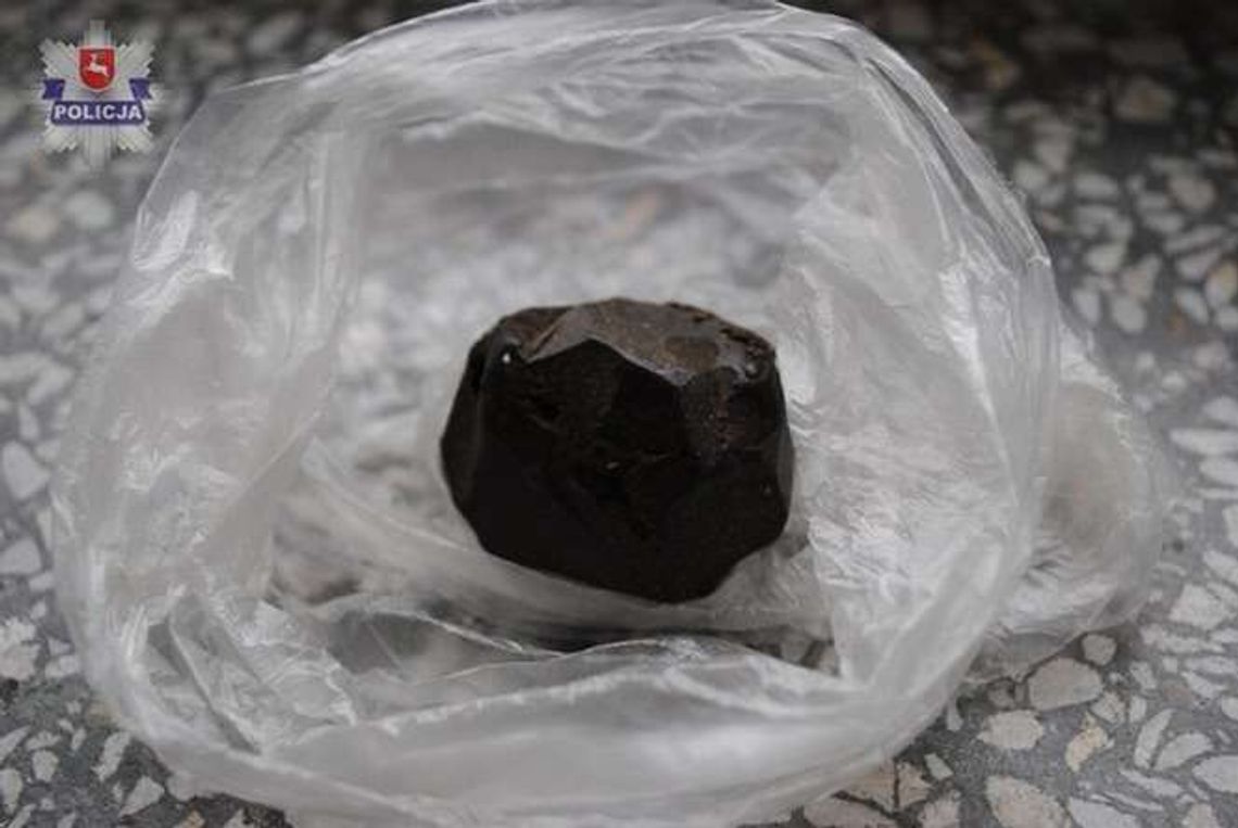 Miał przy sobie brunatną grudę. Nie był to środek do czyszczenia ubrań Miał przy sobie brunatną grudę. Nie był to środek do czyszczenia ubrań