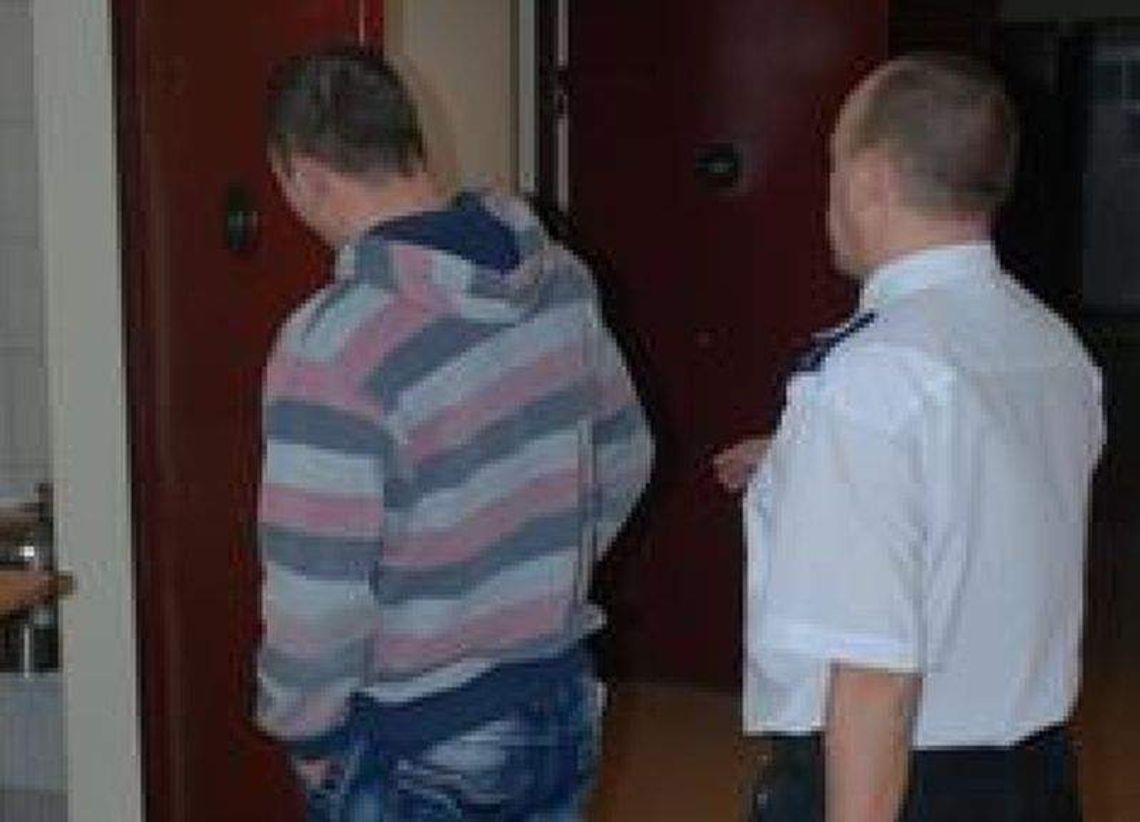 Miał zakaz prowadzenia auta. Po pijanemu wjechał w zaspę