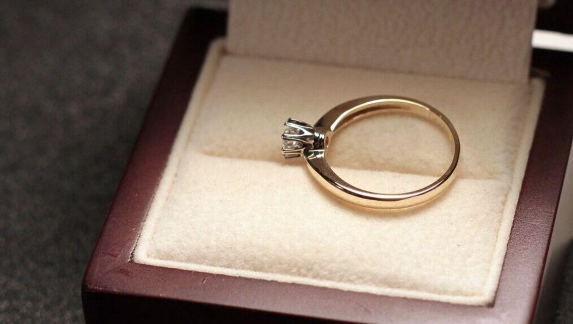 Miała sprzątać domy. "Sprzątnęła" też pierścionek z brylantem 