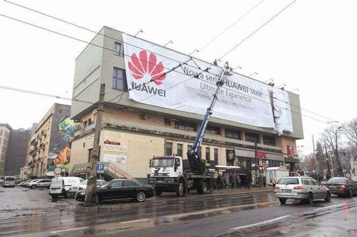 Miało nie być reklam na Astorii. Dzisiaj zawisła ogromna płachta. Żuk: "To nieporozumienie" Miało nie być reklam na Astorii. Dzisiaj zawisła ogromna płachta. Żuk: "To nieporozumienie"