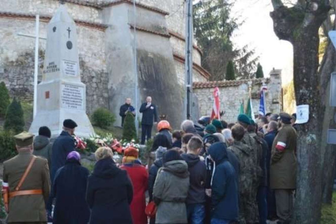 Miały być polskie barwy, a były austriackie. Wpadka z kokardami Miały być polskie barwy, a były austriackie. Wpadka z kokardami