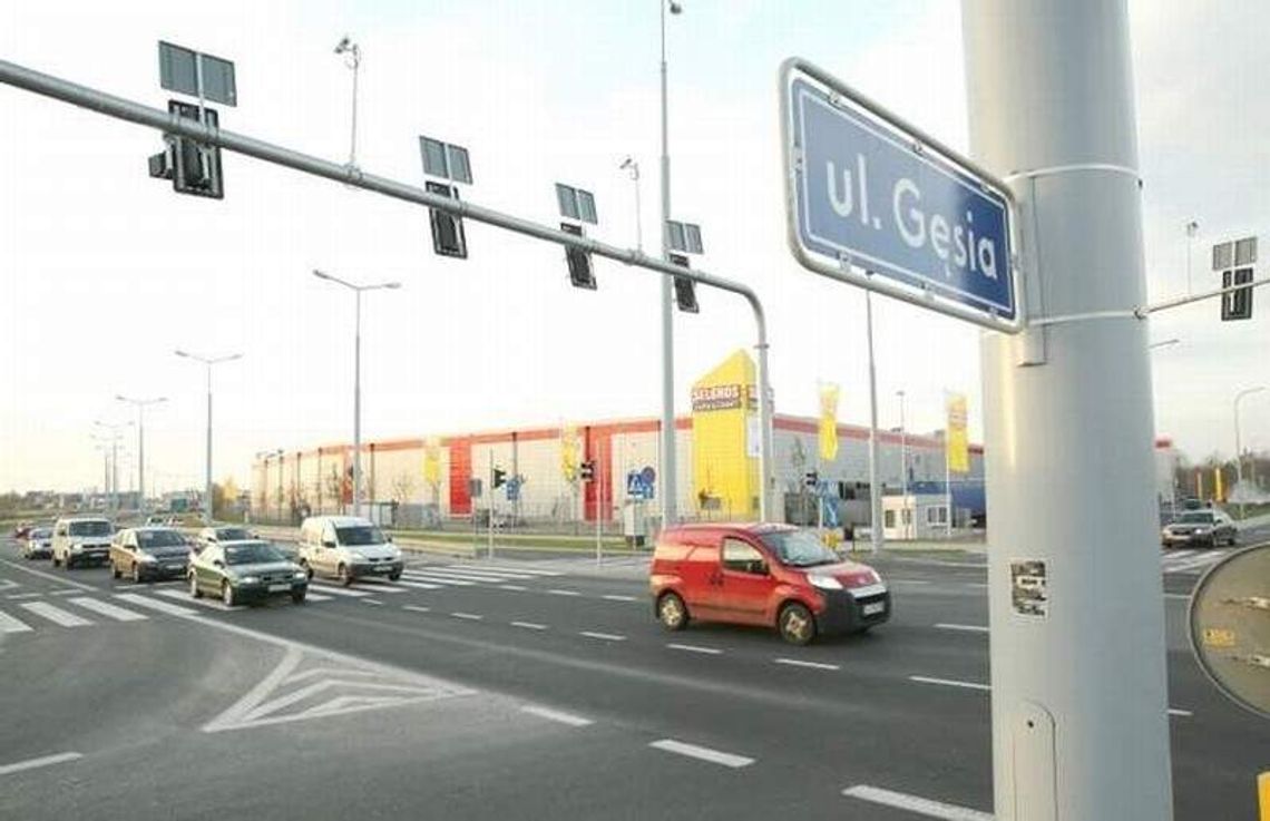 Miały być usprawnienia dla kierowców na ul. Jana Pawła II. Ale nie ma Miały być usprawnienia dla kierowców na ul. Jana Pawła II. Ale nie ma