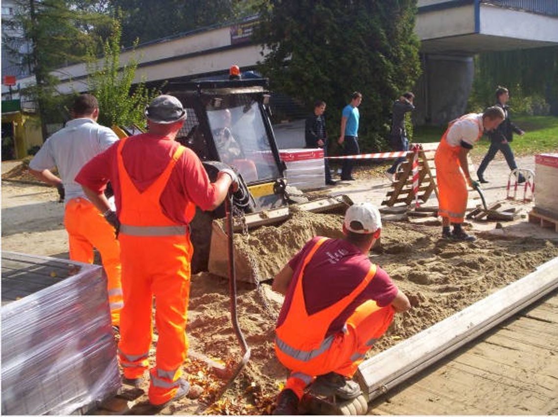 Miasteczko akademickie: Remont chodników na głównej ulicy Miasteczko akademickie: Remont chodników na głównej ulicy