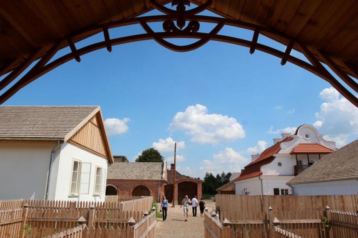 Miasteczko w skansenie prawie gotowe, ale budynki wciąż stoją puste Miasteczko w skansenie prawie gotowe, ale budynki wciąż stoją puste