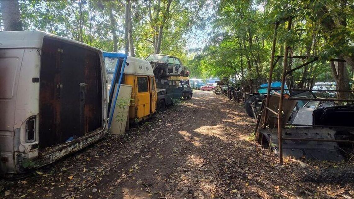 Miasto nabyło działkę z wrakami. Dlaczego unieważniono zapytanie na uprzątnięcie terenu? 