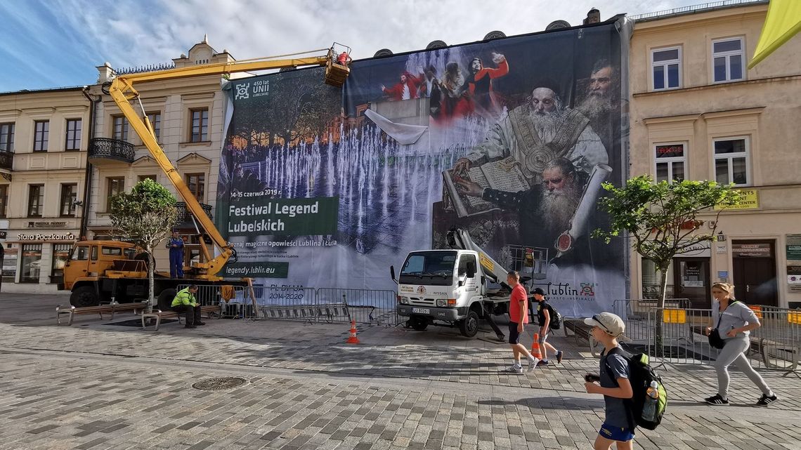 Miasto powiesiło reklamową płachtę na kamienicy przy deptaku. Konserwator zabytków: "Zgody nie było" Miasto powiesiło reklamową płachtę na kamienicy przy deptaku. Konserwator zabytków: "Zgody nie było"