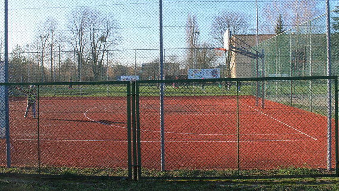 Miasto przegrało rozprawę z mieszkańcami. Na "Orliku" w Puławach wieczorami ma być cicho i ciemno