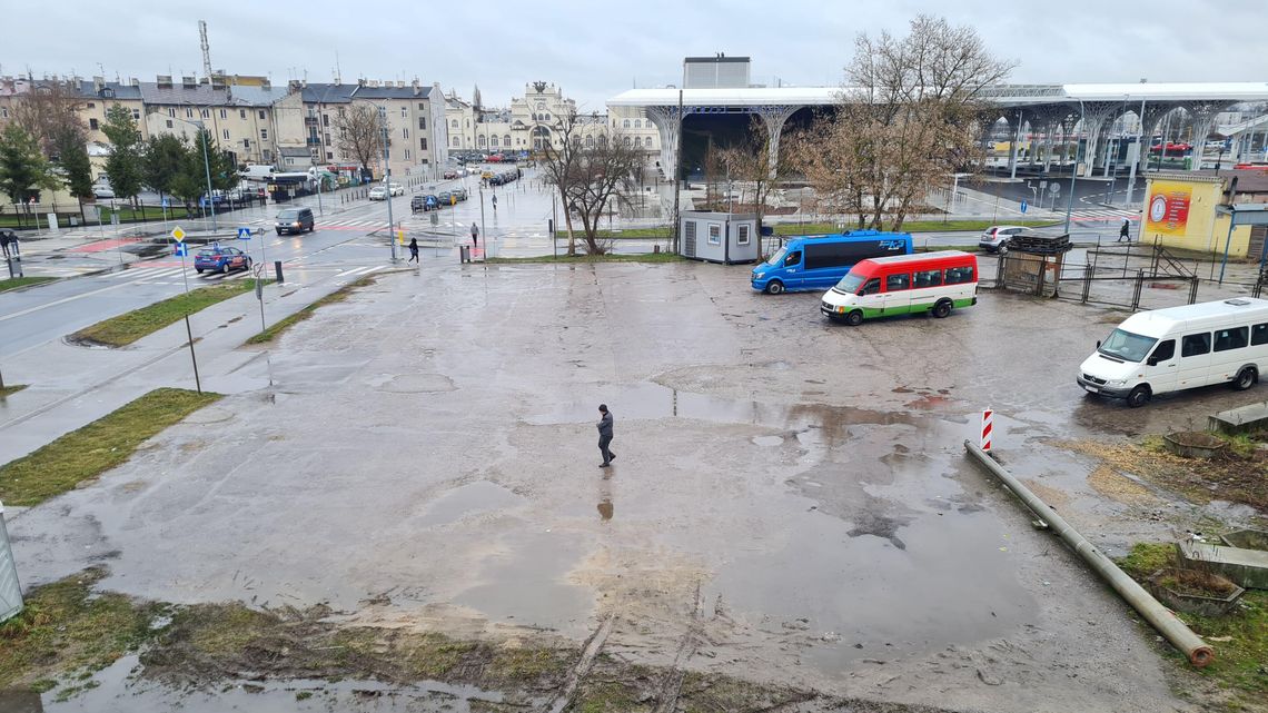 Miasto sprzedaje działkę obok nowego dworca. Może tu powstać galeria handlowa