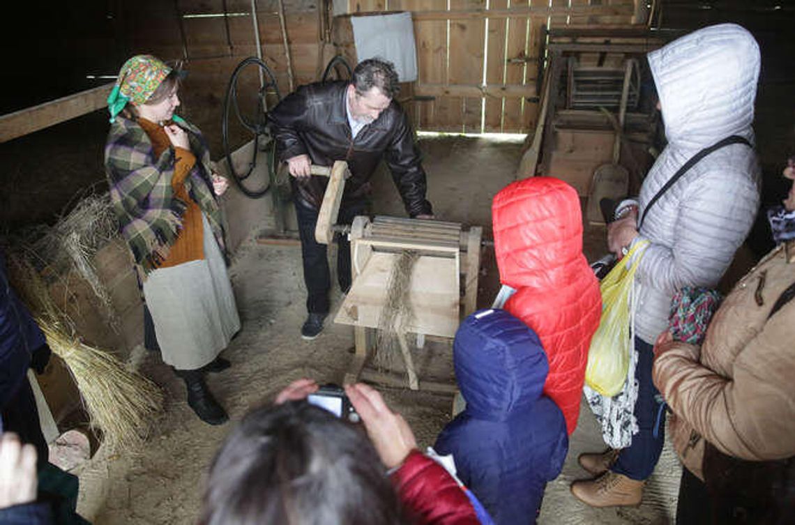 Międlenie i cierlenie. Niedziela z lnem w skansenie [zdjęcia]