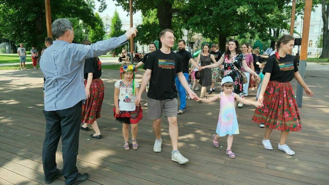 Międzynarodowe Spotkania Folklorystyczne: Uczą tańca ludowego na placu Litewskim 