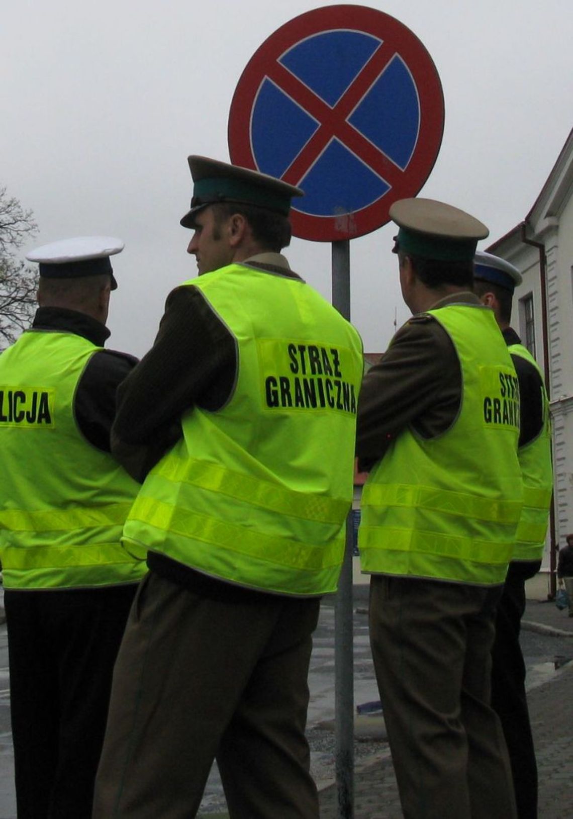 Międzyrzec Podlaski: 29-latek w kajdankach uciekł policjantom przez okno
