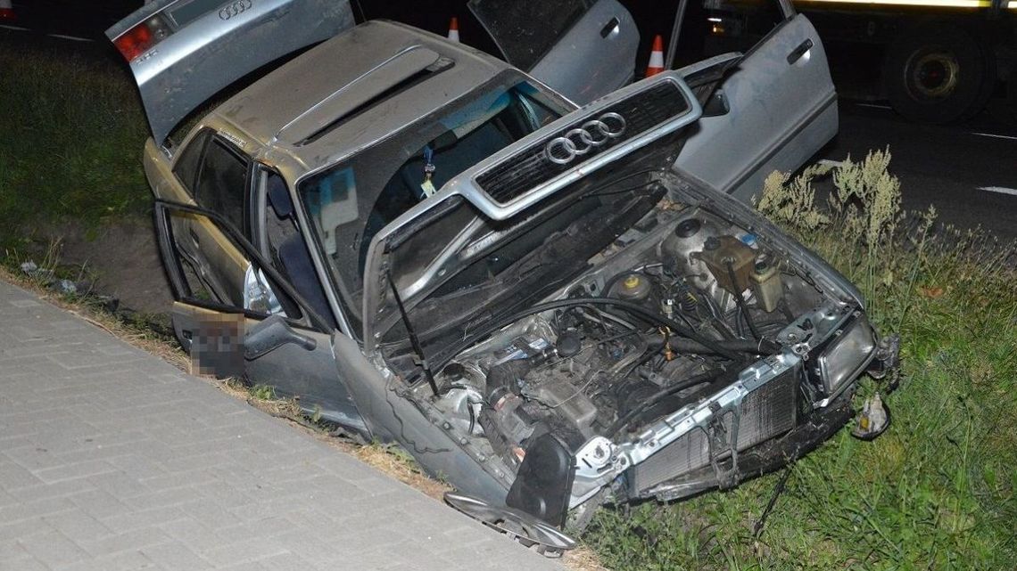 Międzyrzec Podlaski. Pożyczyli audi i rozbili je w rowie