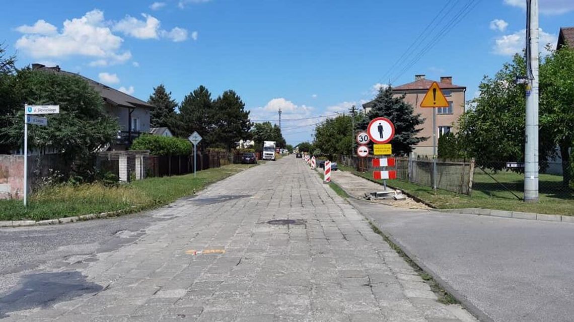 Międzyrzec Podlaski:  Remont ulicy stanął. Radna mówi o „porozrzucanych krawężnikach” 