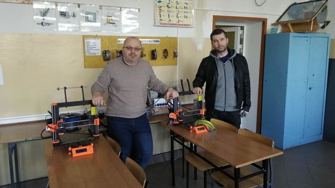 Międzyrzec Podlaski: Szkoła wypożyczyła drukarki 3D do produkcji przyłbic Międzyrzec Podlaski: Szkoła wypożyczyła drukarki 3D do produkcji przyłbic