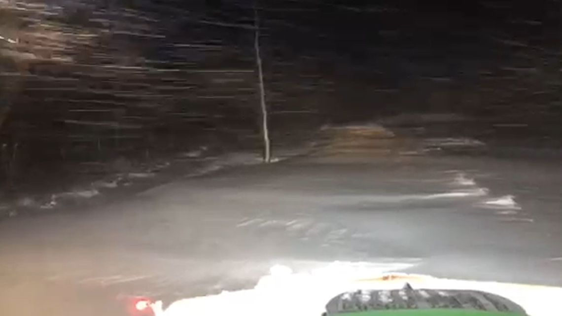 Miejscami zaspy mają nawet 1,5 metra. Tak wygląda praca operatora ciągnika z pługiem Miejscami zaspy mają nawet 1,5 metra. Tak wygląda praca operatora ciągnika z pługiem