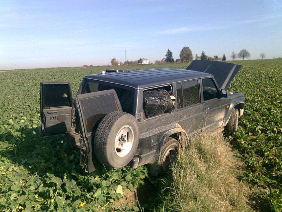 Mieli 14. tys. paczek papierosów w aucie. Pościg zakończony na polu