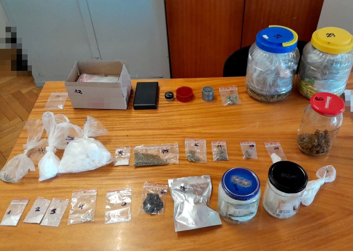 Mieli narkotyki warte ponad 100 tys. złotych. Cztery osoby zatrzymane Mieli narkotyki warte ponad 100 tys. złotych. Cztery osoby zatrzymane