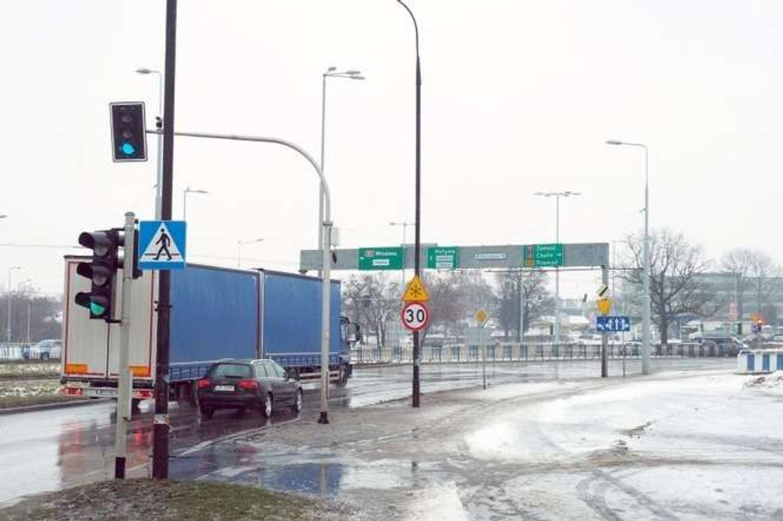 Mieli przestroić światła na korkującym się skrzyżowaniu. "Nie udało się" Mieli przestroić światła na korkującym się skrzyżowaniu. "Nie udało się"