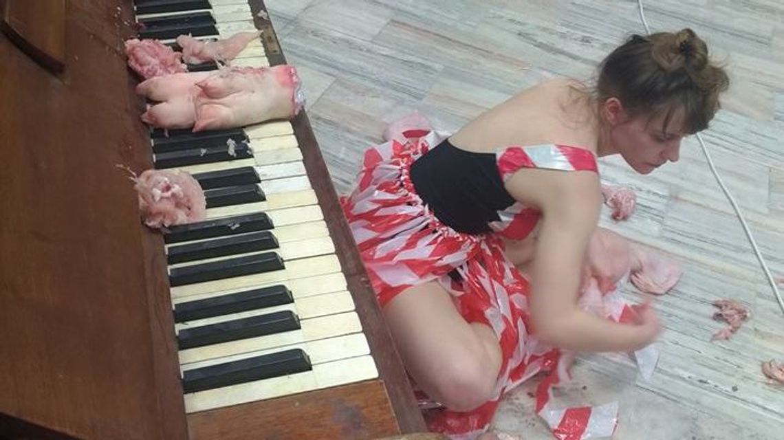 Mięso, kobieta w klatce, pianino. Artyści w galerii handlowej [zdjęcia]
