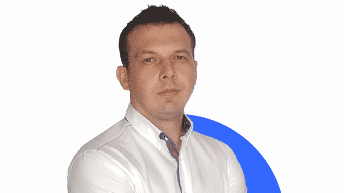 Mieszka w Tajlandii. Pracuje 4 godziny dziennie