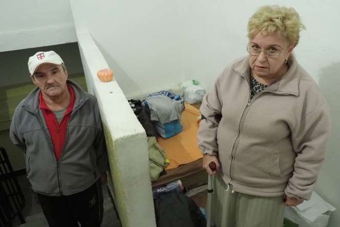 Mieszkają na klatce schodowej od dwóch lat, kiedyś mieli tu mieszkanie