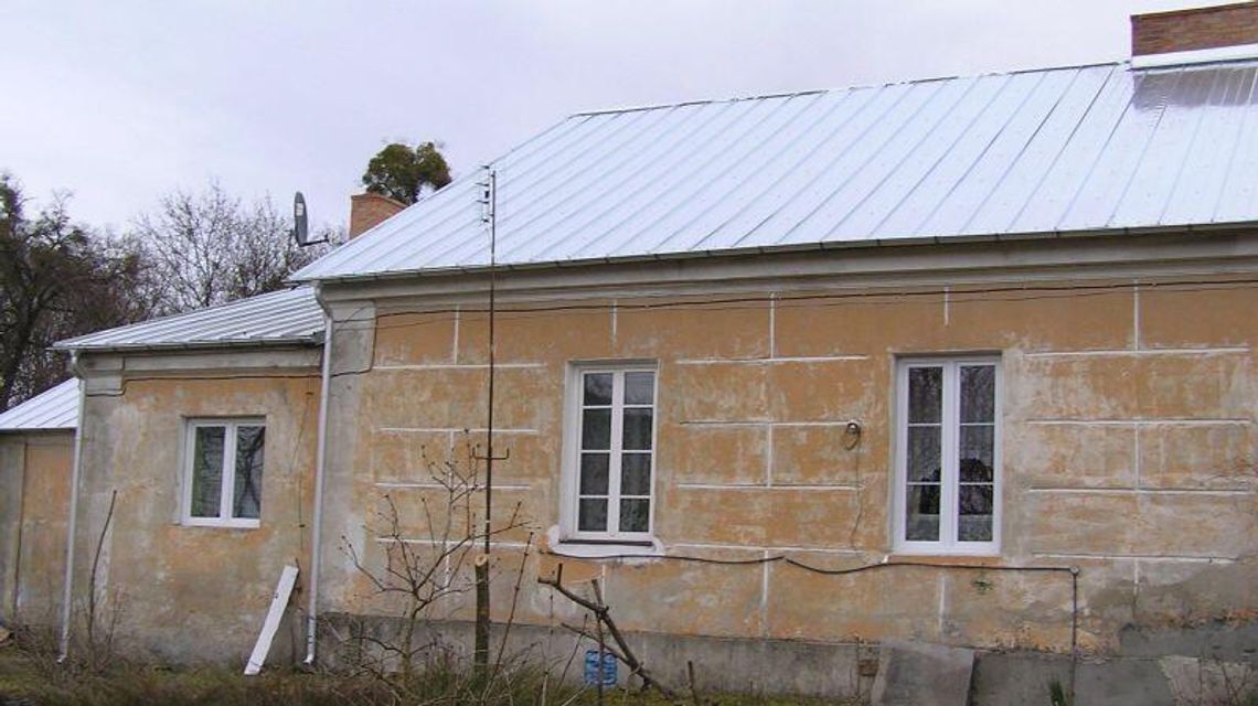 Mieszkają w podupadłym dworku, płacą jak za pałac