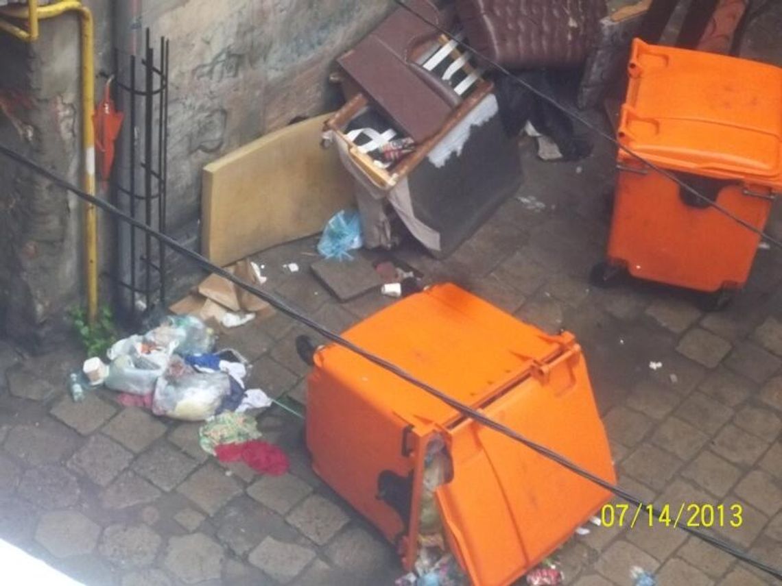 \"Mieszkam w centrum, śmieci nie odbiera nikt. Nie otwieramy okien\" (LISTY CZYTELNIKÓW)