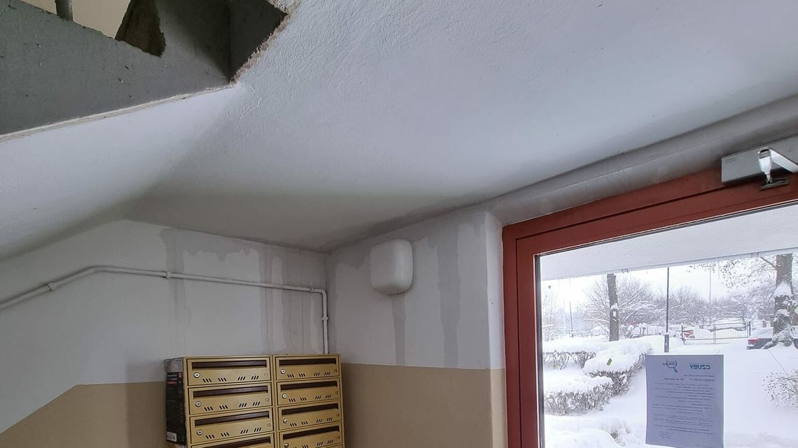 Mieszkańcom SM „Czuby” leje się na głowę. „To nie jest pierwszy przypadek”. Zdjęcia