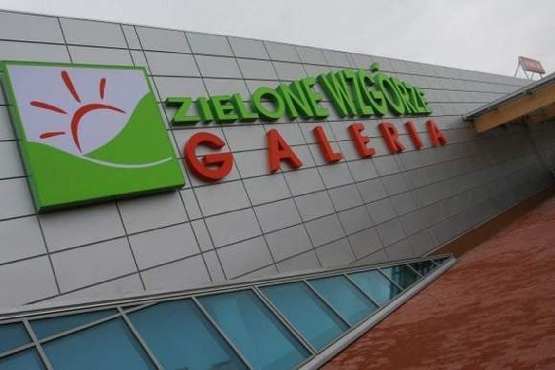 Mieszkańcy bloków zrobili z galerii garaż na zimę. Dyrekcja: dość tego!