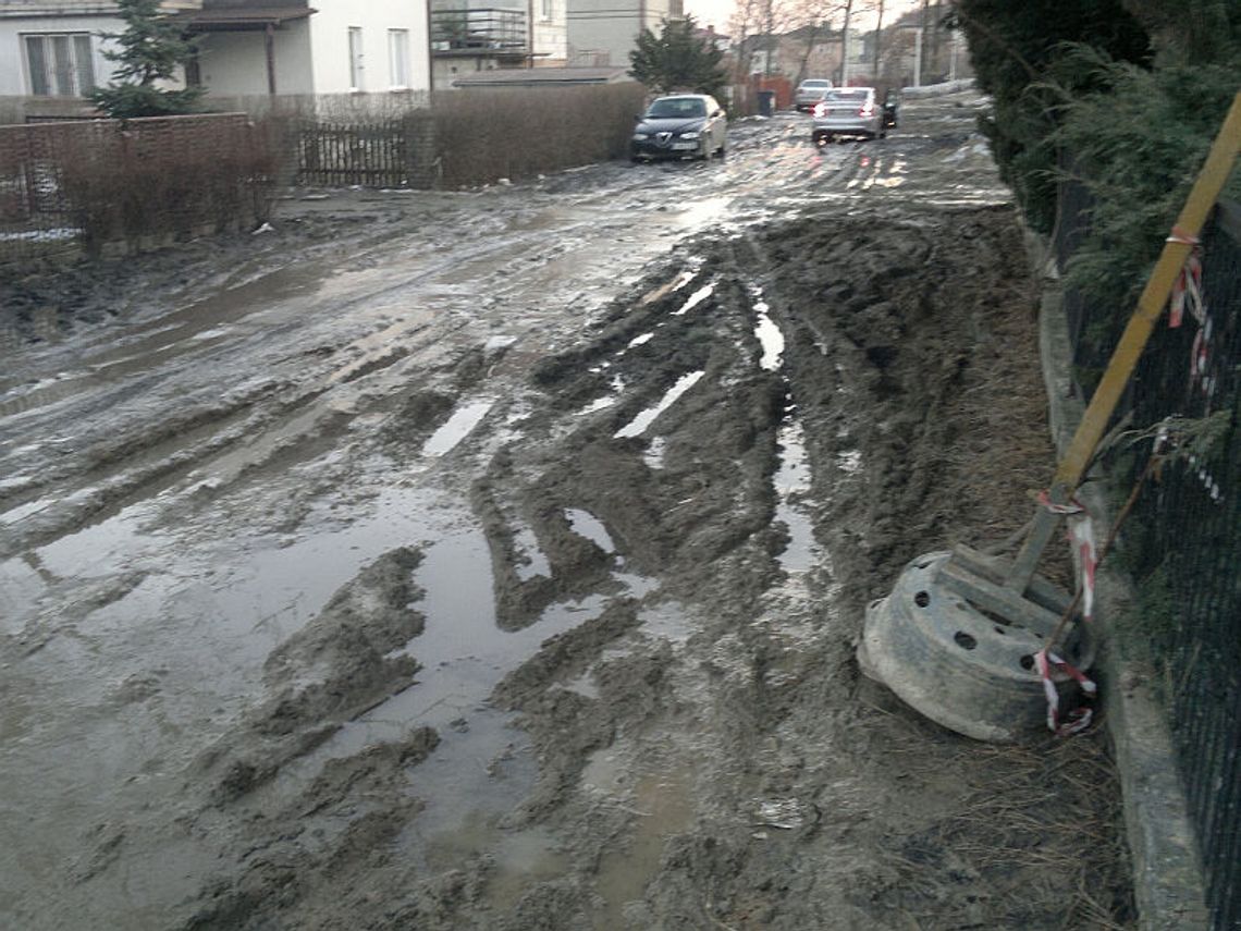 Mieszkańcy brną przez błoto. Budowa drogi utrudnia dojście do domu