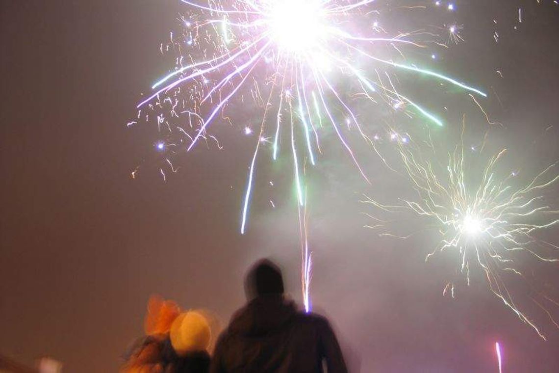 Mieszkańcy Chełma witali Nowy Rok na pl. Łuczkowskiego Mieszkańcy Chełma witali Nowy Rok na pl. Łuczkowskiego
