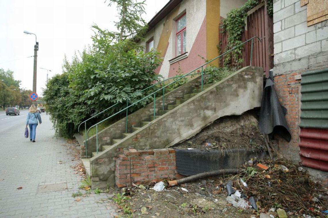 Mieszkańcy: Codziennie przechodzimy nad kilkumetrową dziurą