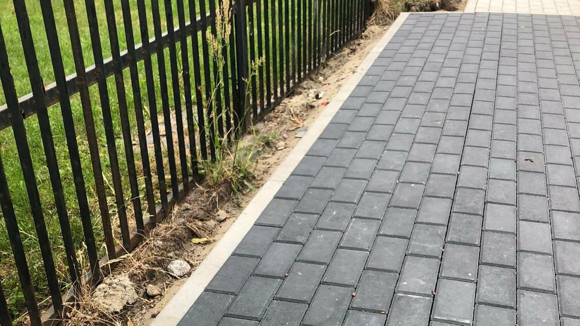 Mieszkańcy czekali od dawna na remont chodnika. Teraz pani Renata nie wjedzie na działkę
