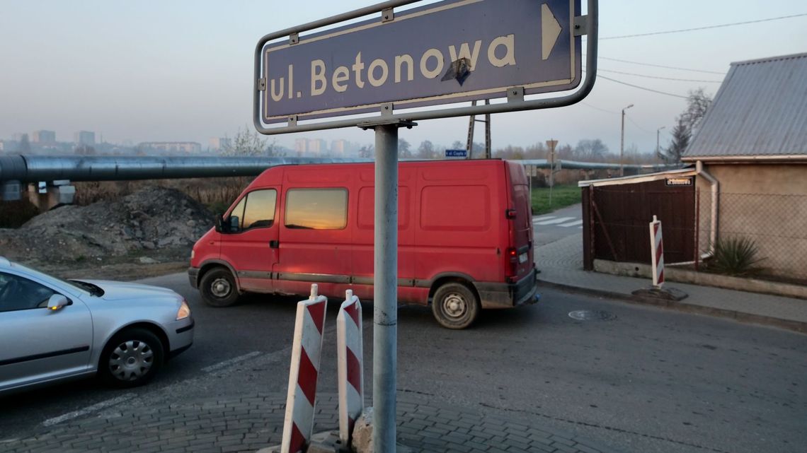 Mieszkańcy dzielnicy Za Cukrownią nie ustępują. Zamierzają blokować drogę Mieszkańcy dzielnicy Za Cukrownią nie ustępują. Zamierzają blokować drogę