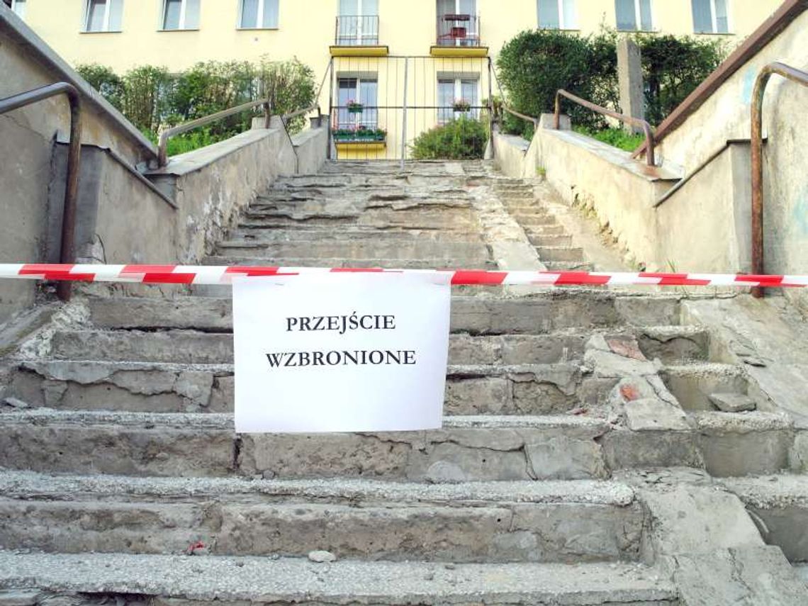 Mieszkańcy Głębokiej prosili o remont, a stracili schody