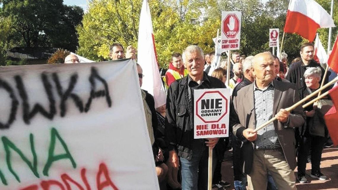 Mieszkańcy gminy Chełm nie chcą "haniebnej kradzieży". Protest pod biurem europoseł PiS