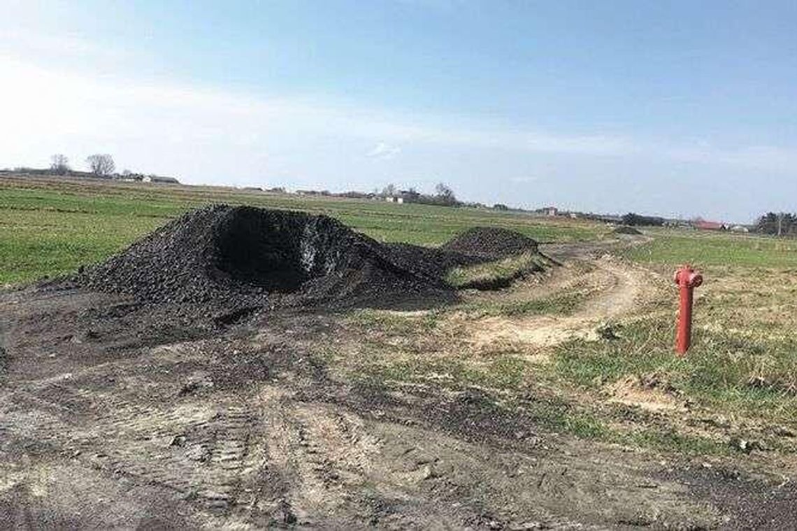 Mieszkańcy grzęzną w błocie. Gmina: powinni kupić "wyższy samochód" 