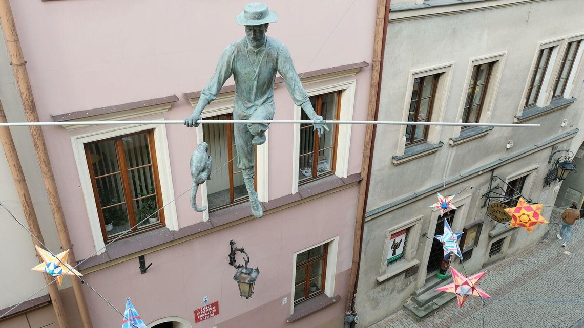 Mieszkańcy i turyści go polubili. Ale Sztukmistrz zniknie znad ulicy Grodzkiej w Lublinie Mieszkańcy i turyści go polubili. Ale Sztukmistrz zniknie znad ulicy Grodzkiej w Lublinie
